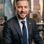 Профессиональный портрет уверенного российского бизнесмена на размытом фоне для сайта премиального пивного бара